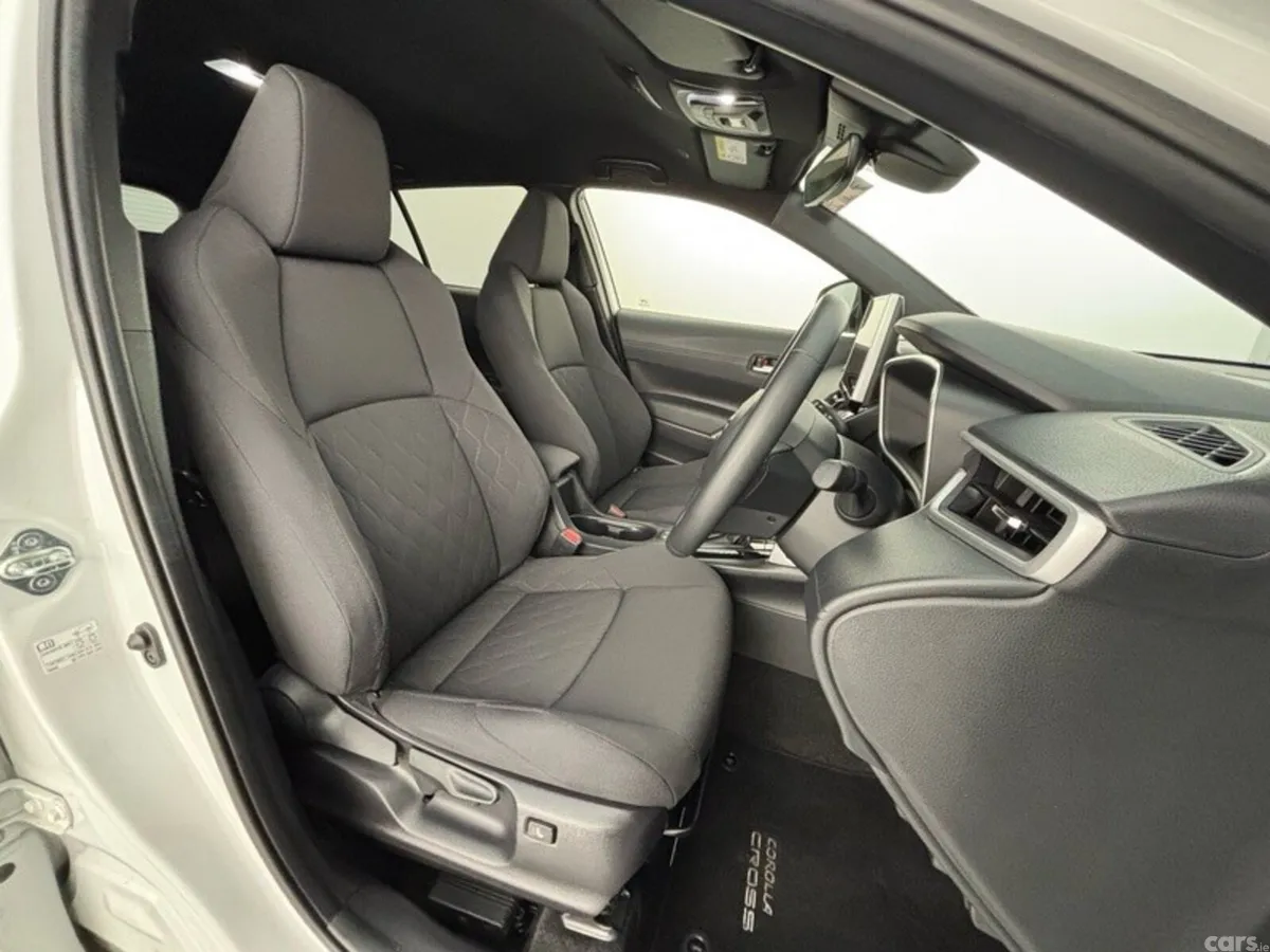 Toyota Corolla Cross Hatchback, Petrol Hybrid, 2023, White