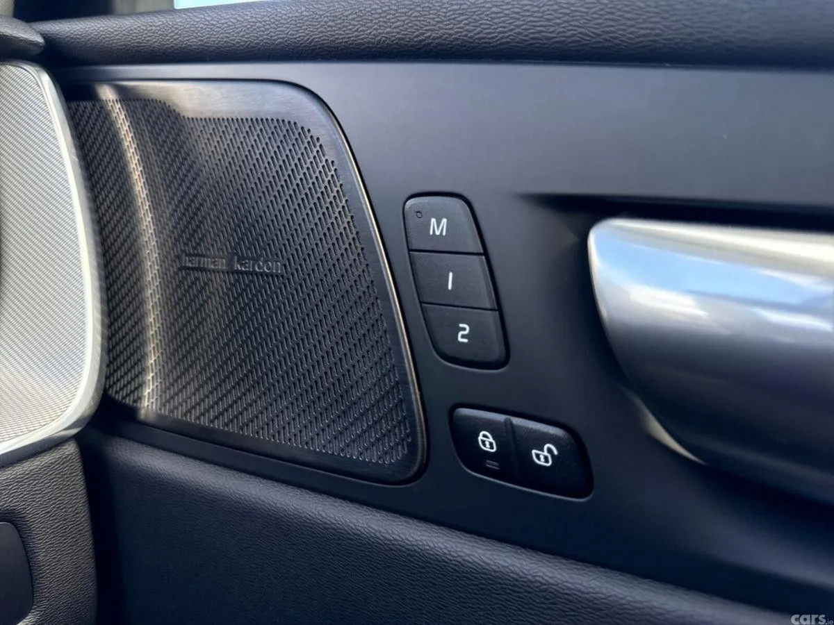 Volvo XC60 SUV, Petrol Plug-in Hybrid, 2023, Blue