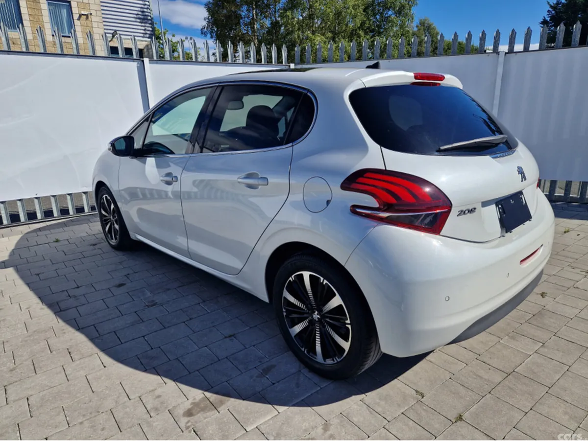 Peugeot 208 Hatchback, Petrol, 2017, White