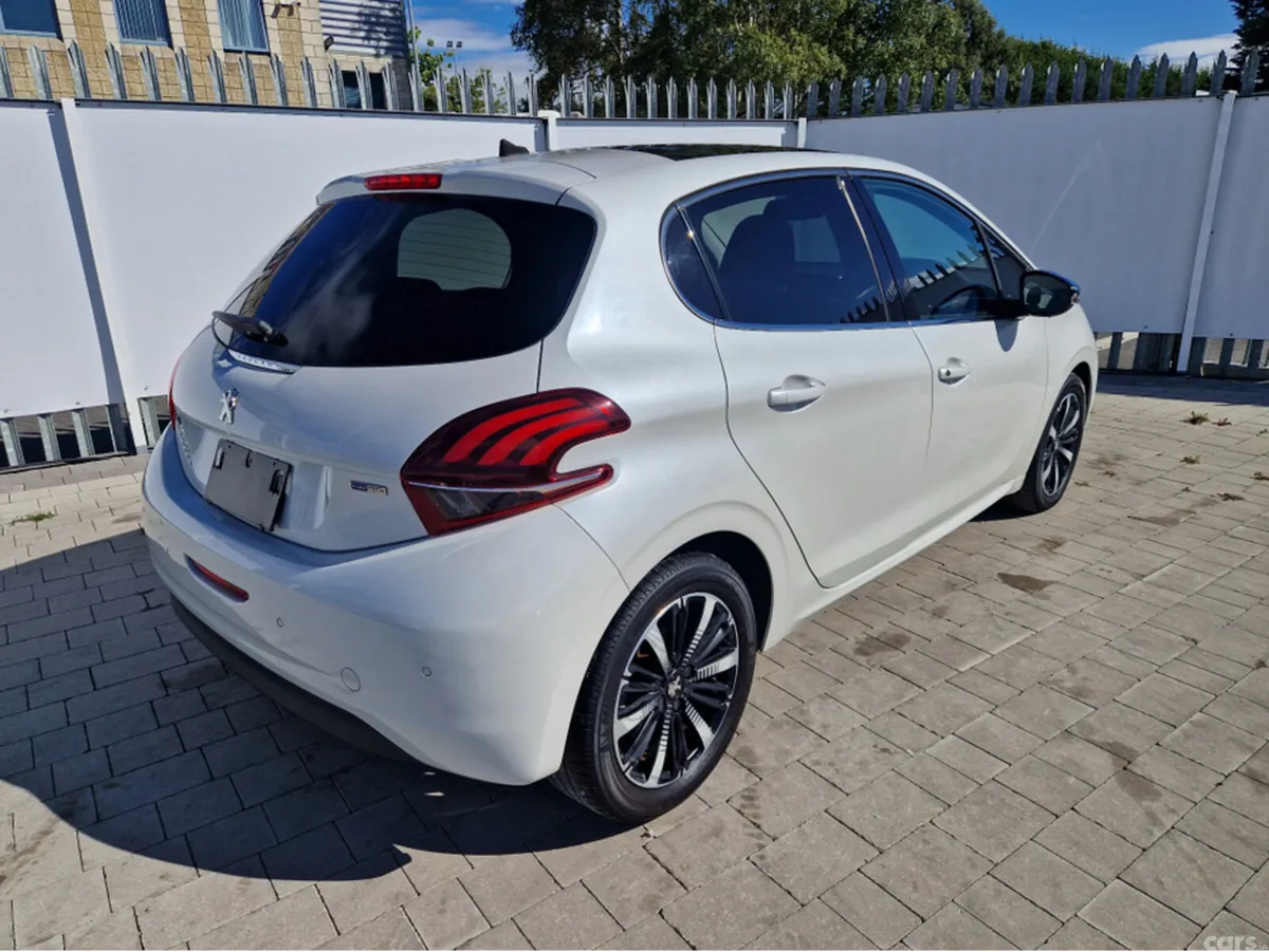 Peugeot 208 Hatchback, Petrol, 2017, White