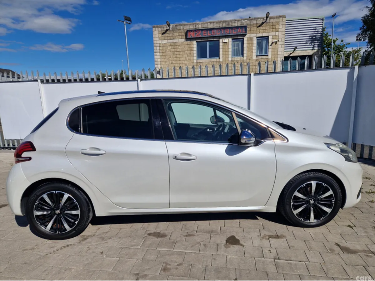 Peugeot 208 Hatchback, Petrol, 2017, White