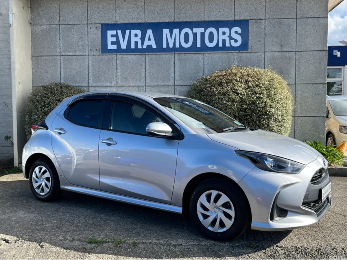 Toyota Yaris Hatchback, Petrol Hybrid, 2023, Silver