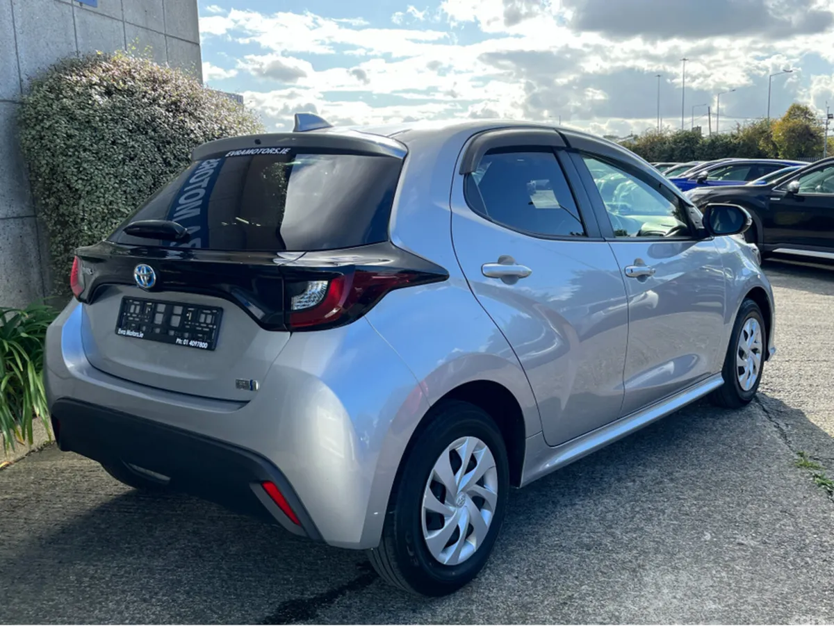 Toyota Yaris Hatchback, Petrol Hybrid, 2023, Silver