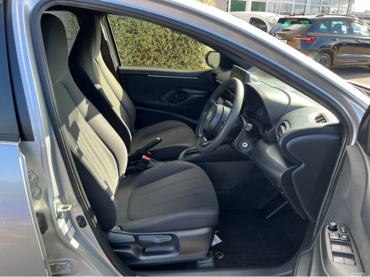 Toyota Yaris Hatchback, Petrol Hybrid, 2023, Silver