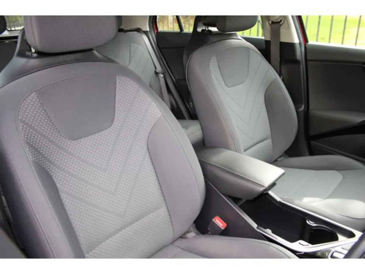 Kia Niro SUV, Petrol Hybrid, 2023, Red