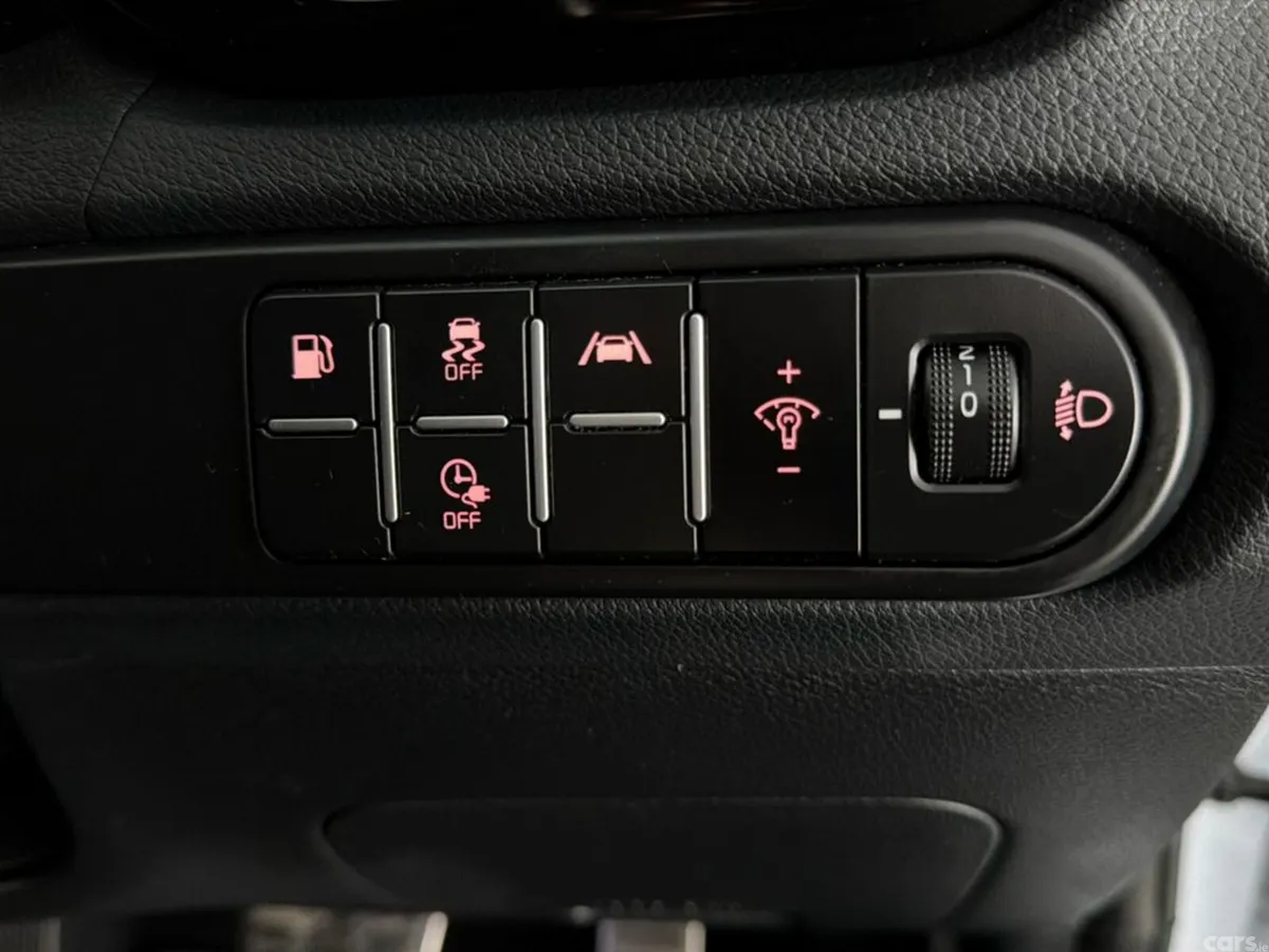 Kia XCeed Hatchback, Petrol Plug-in Hybrid, 2024, White