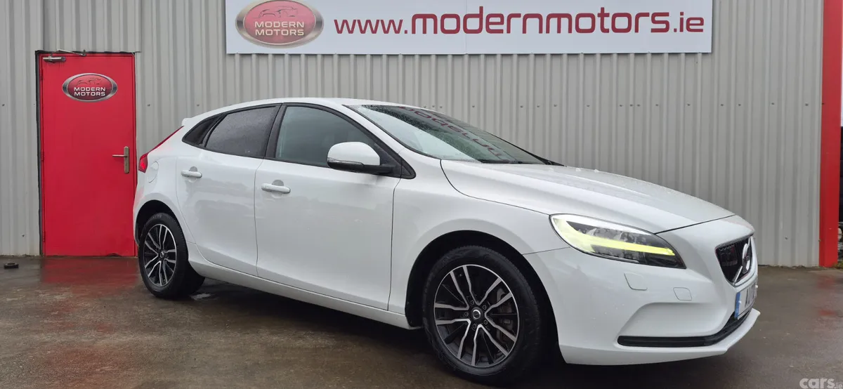 Volvo V40 Hatchback, Petrol, 2019, White