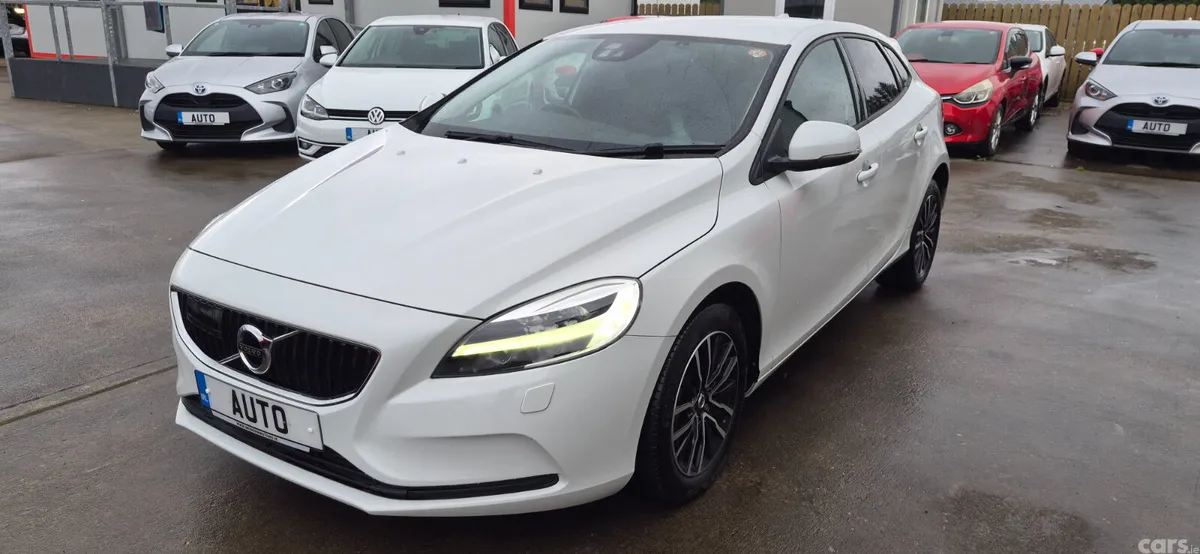 Volvo V40 Hatchback, Petrol, 2019, White