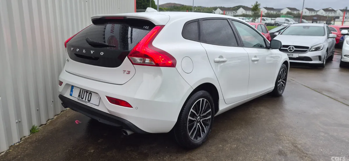 Volvo V40 Hatchback, Petrol, 2019, White