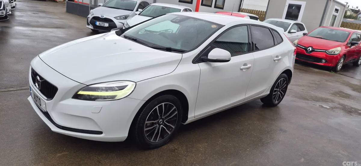 Volvo V40 Hatchback, Petrol, 2019, White