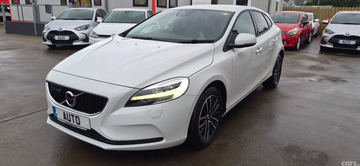 Volvo V40 Hatchback, Petrol, 2019, White
