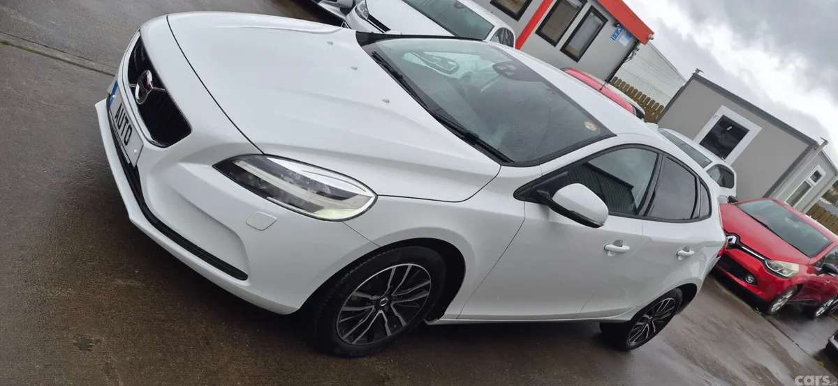 Volvo V40 Hatchback, Petrol, 2019, White