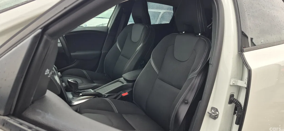 Volvo V40 Hatchback, Petrol, 2019, White