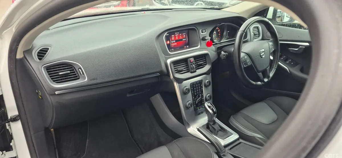Volvo V40 Hatchback, Petrol, 2019, White