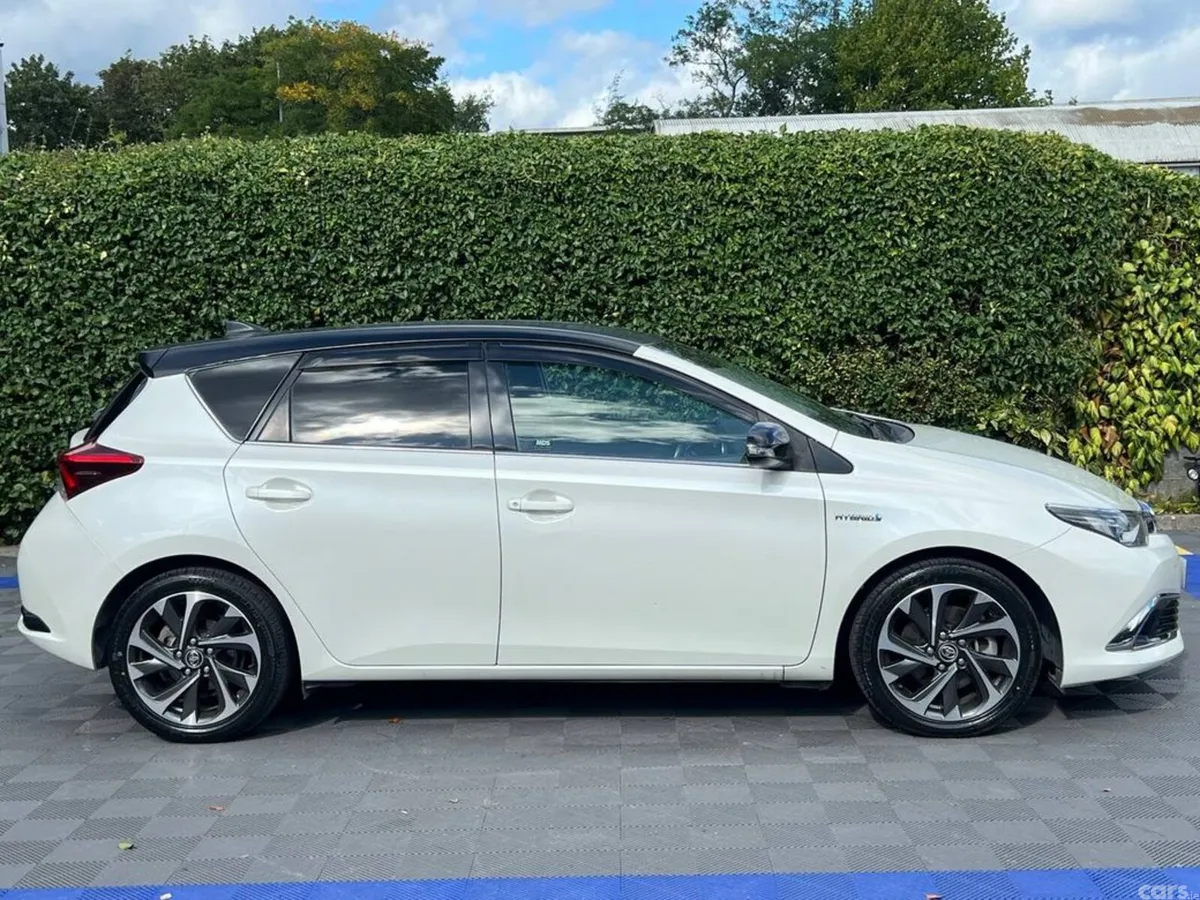 Toyota Auris Hatchback, Petrol Hybrid, 2017, White