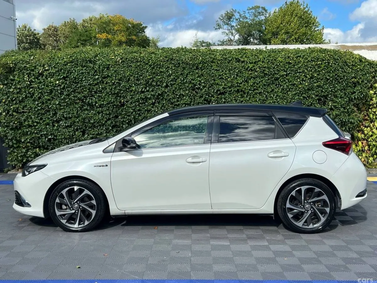 Toyota Auris Hatchback, Petrol Hybrid, 2017, White