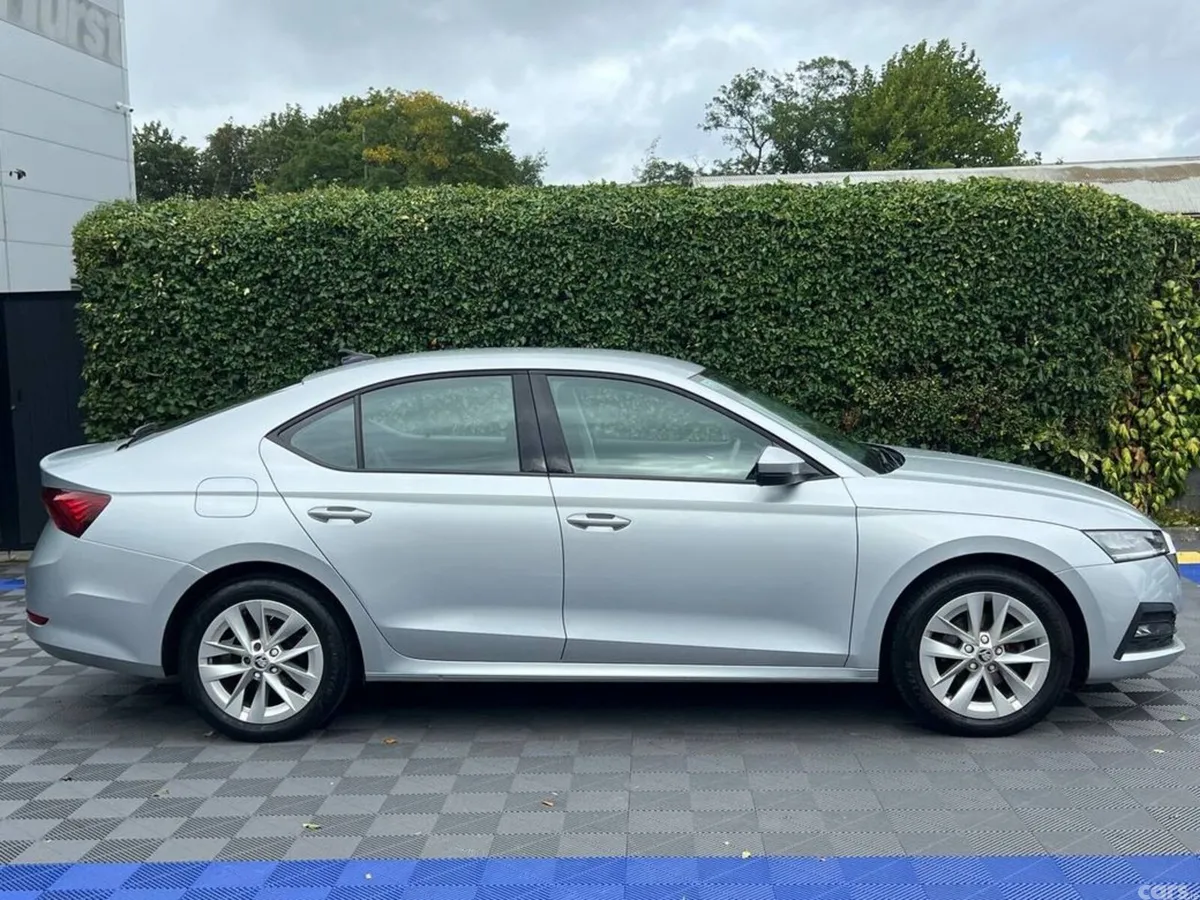 Skoda Octavia Saloon, Diesel, 2022, Grey