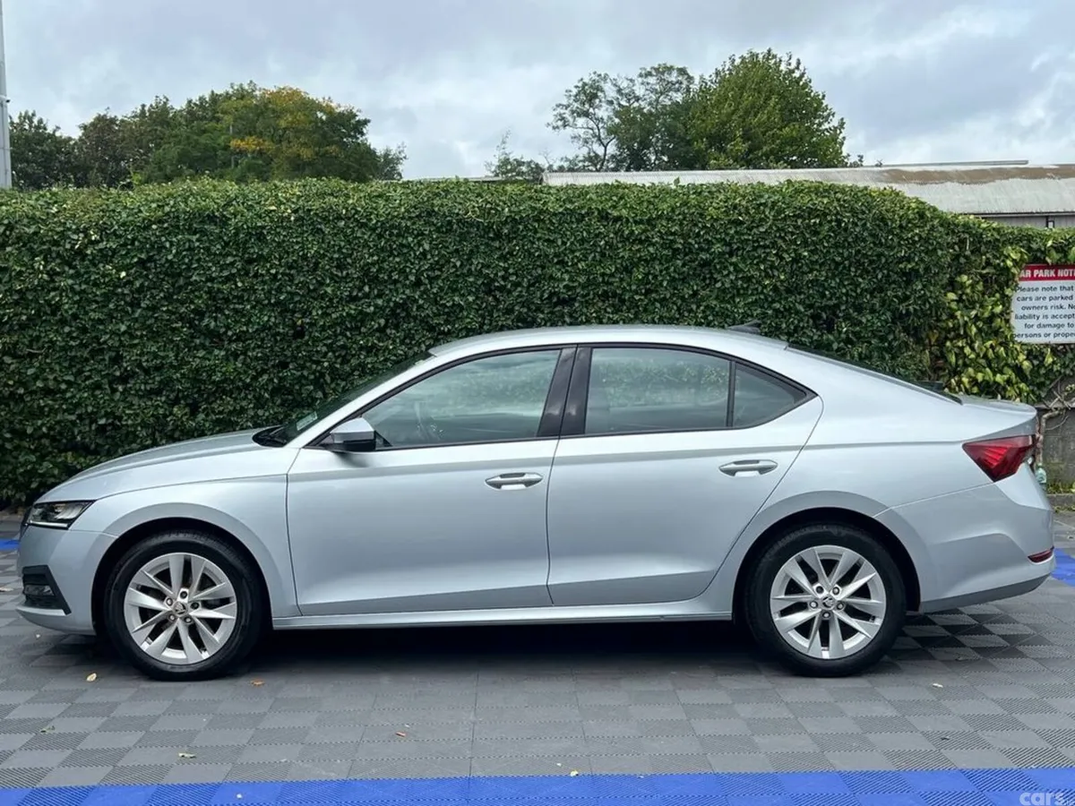 Skoda Octavia Saloon, Diesel, 2022, Grey