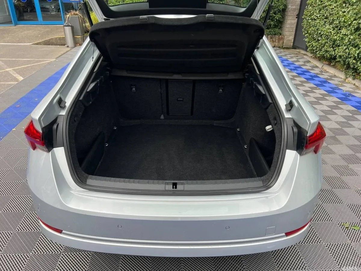 Skoda Octavia Saloon, Diesel, 2022, Grey