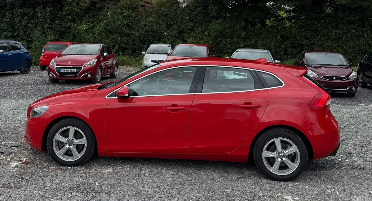 Volvo V40 Hatchback, Petrol, 2014, Red