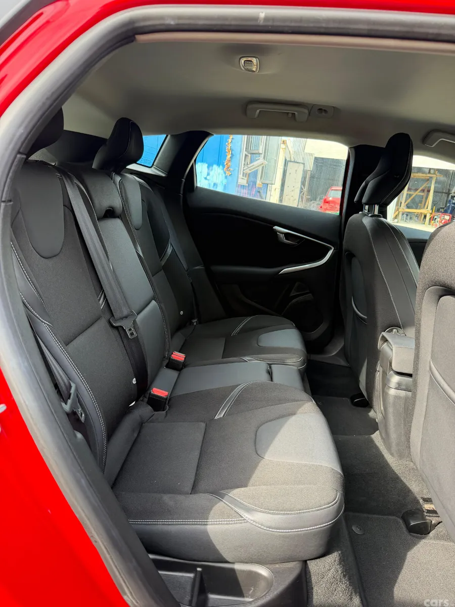 Volvo V40 Hatchback, Petrol, 2014, Red