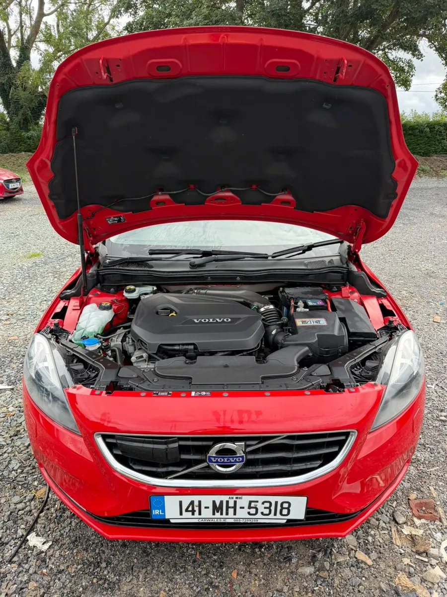 Volvo V40 Hatchback, Petrol, 2014, Red