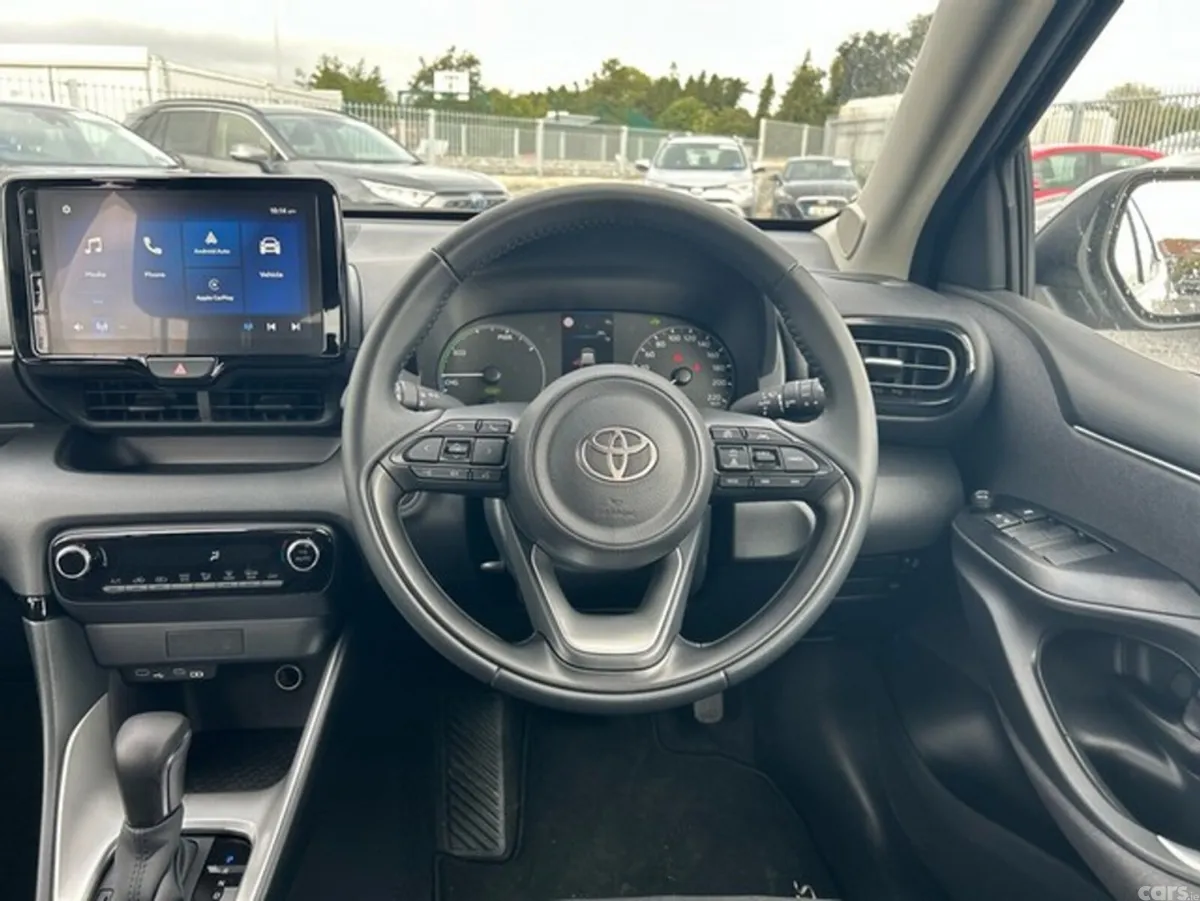 Toyota Yaris Hatchback, Petrol Hybrid, 2024, Silver