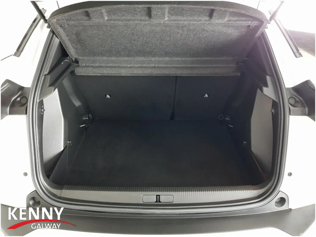 Peugeot 2008 MPV, Petrol, 2023, White