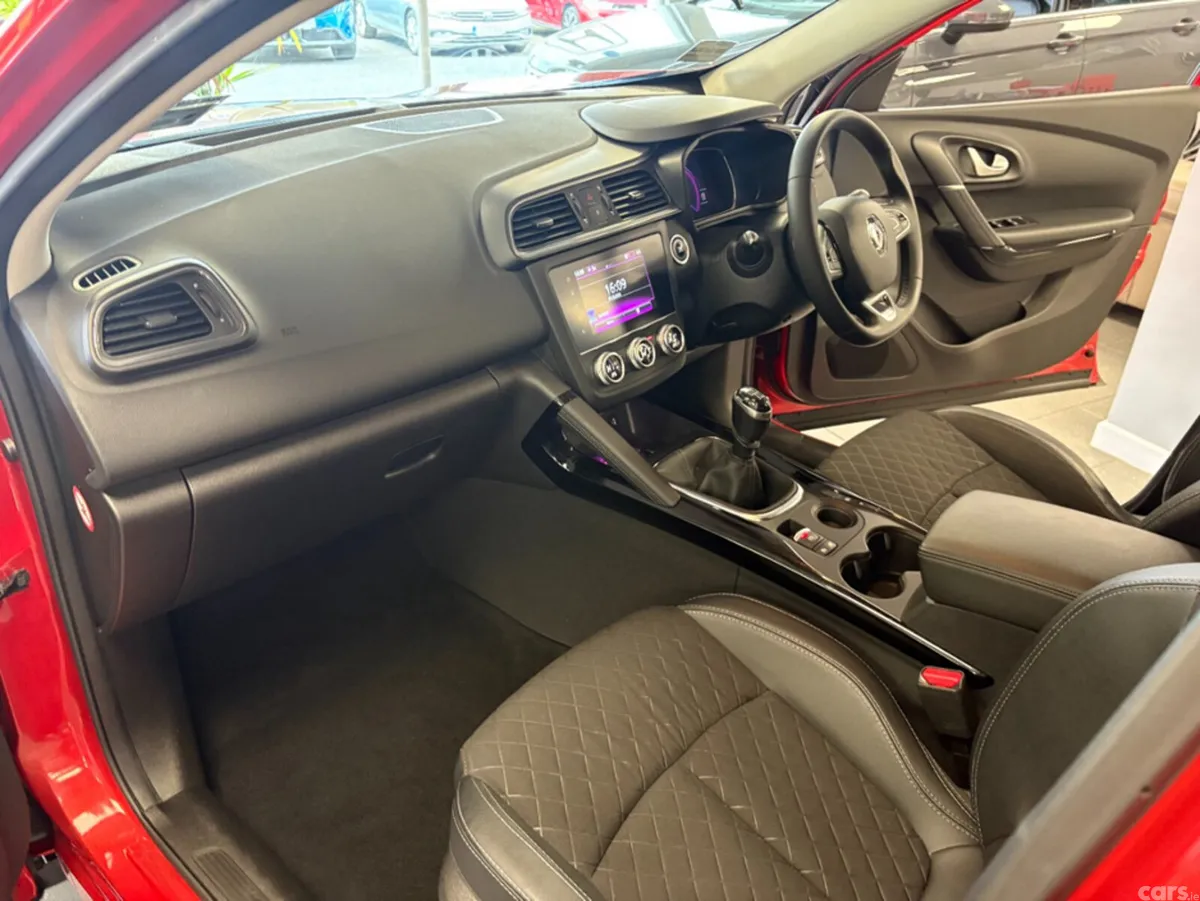 Renault Kadjar SUV, Petrol, 2020, Red
