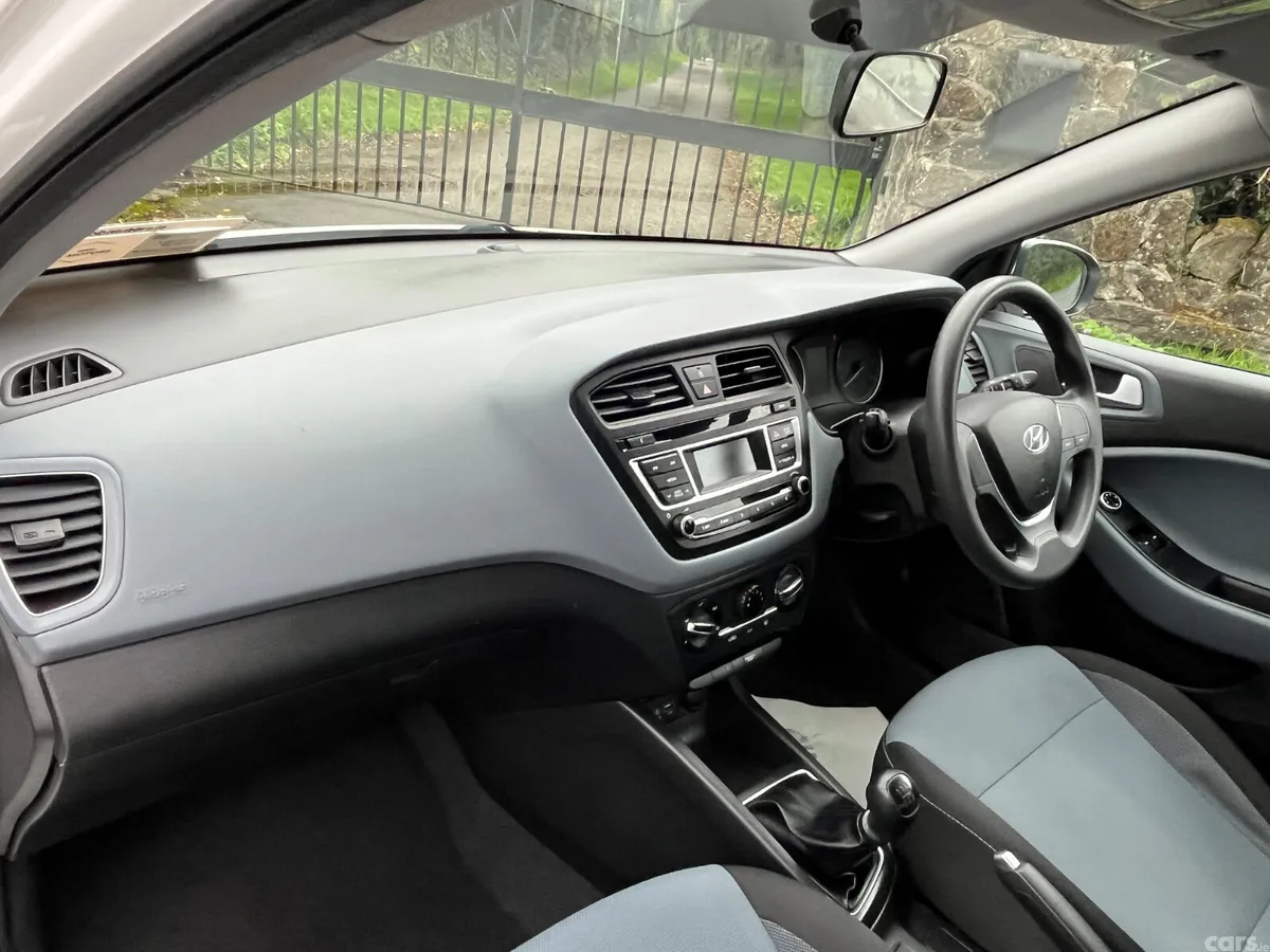 Hyundai i20 Hatchback, Petrol, 2016, White