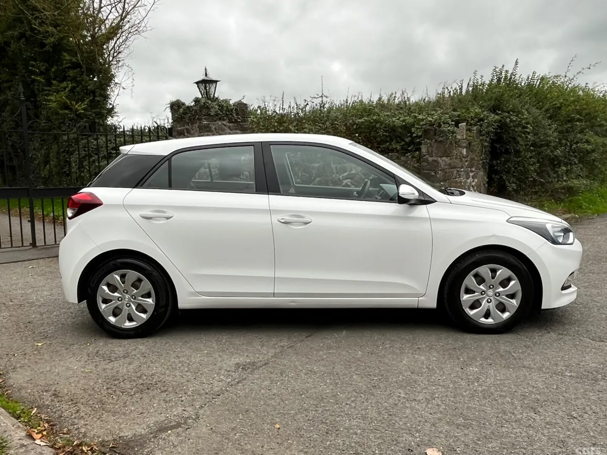 Hyundai i20 Hatchback, Petrol, 2016, White