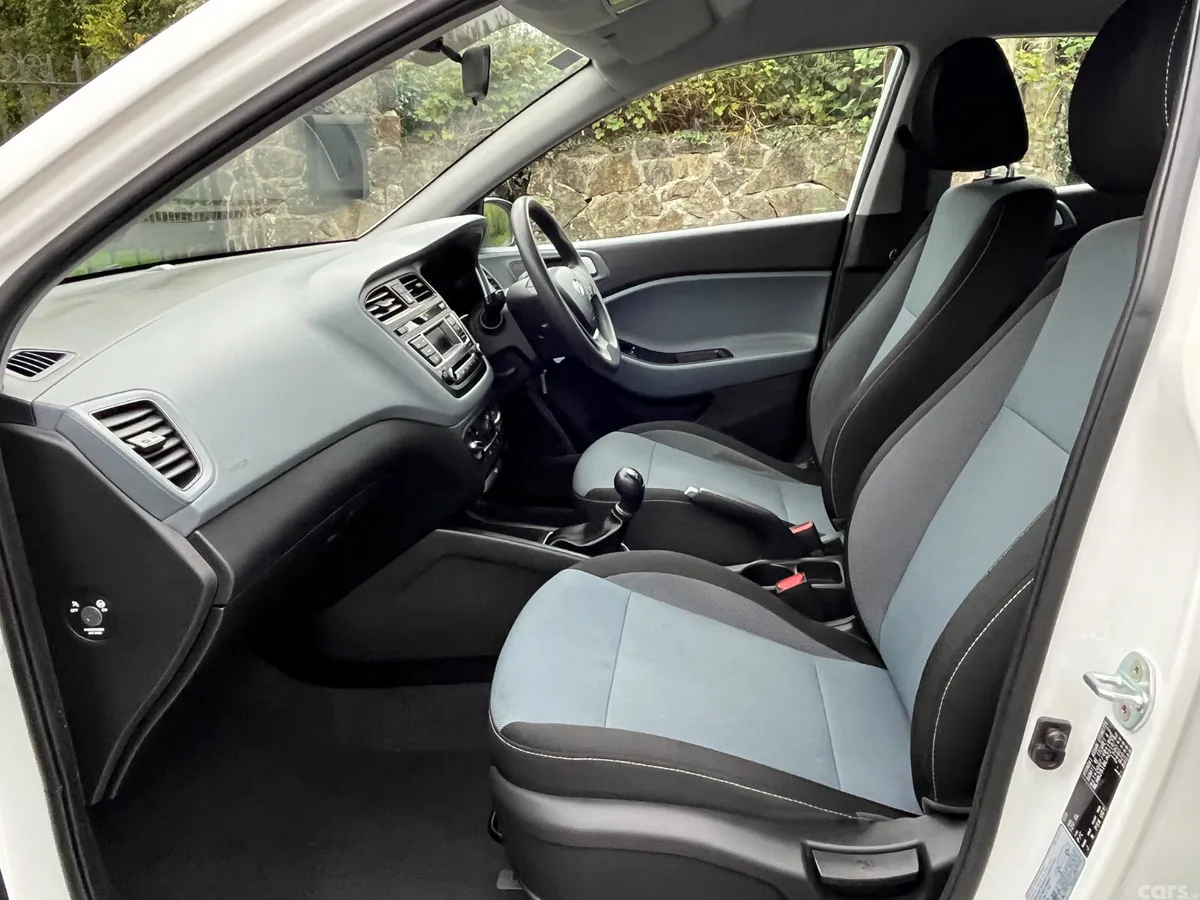 Hyundai i20 Hatchback, Petrol, 2016, White