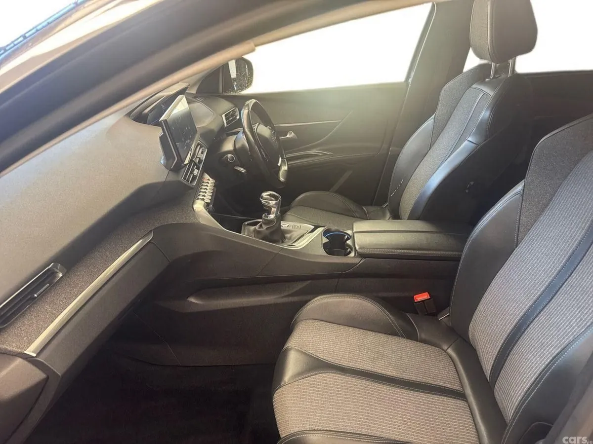 Peugeot 5008 MPV, Diesel, 2021, Grey