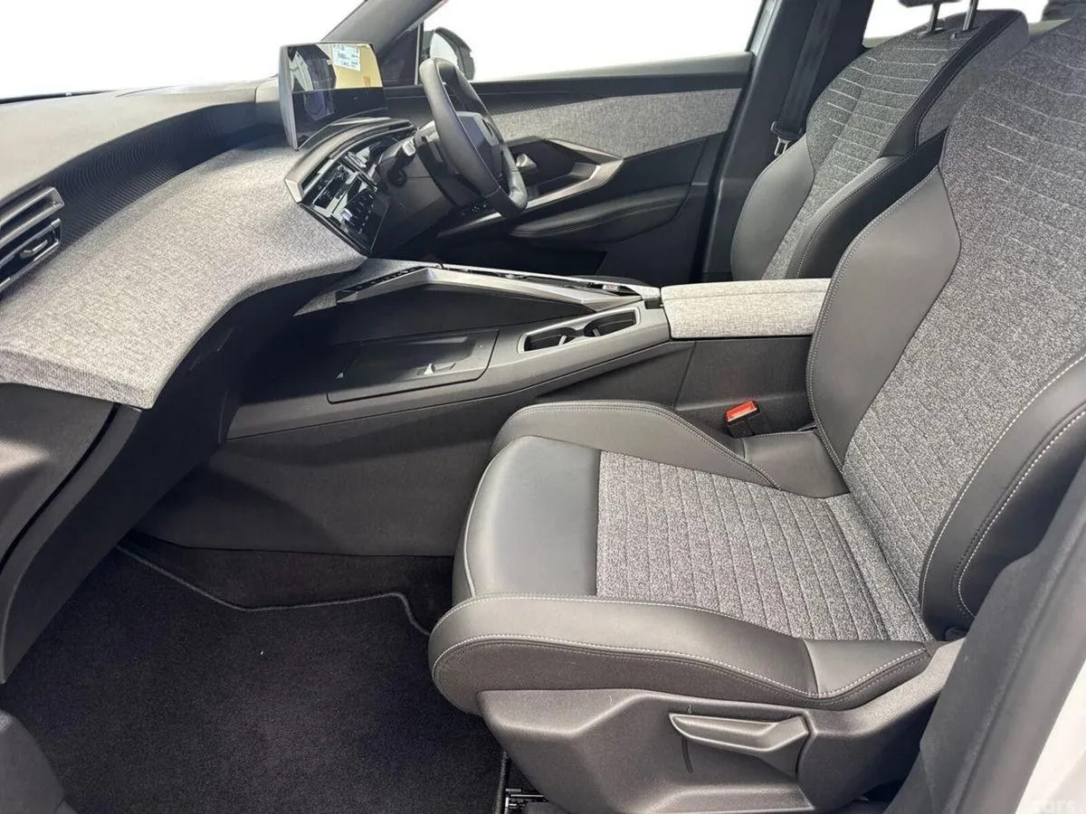 Peugeot 3008 MPV, Petrol, 2025, White