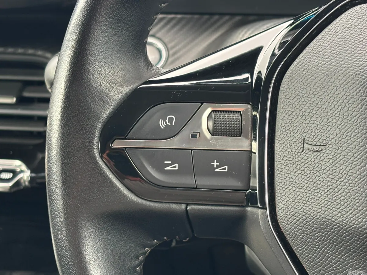 Peugeot 2008 MPV, Electric, 2021, Red