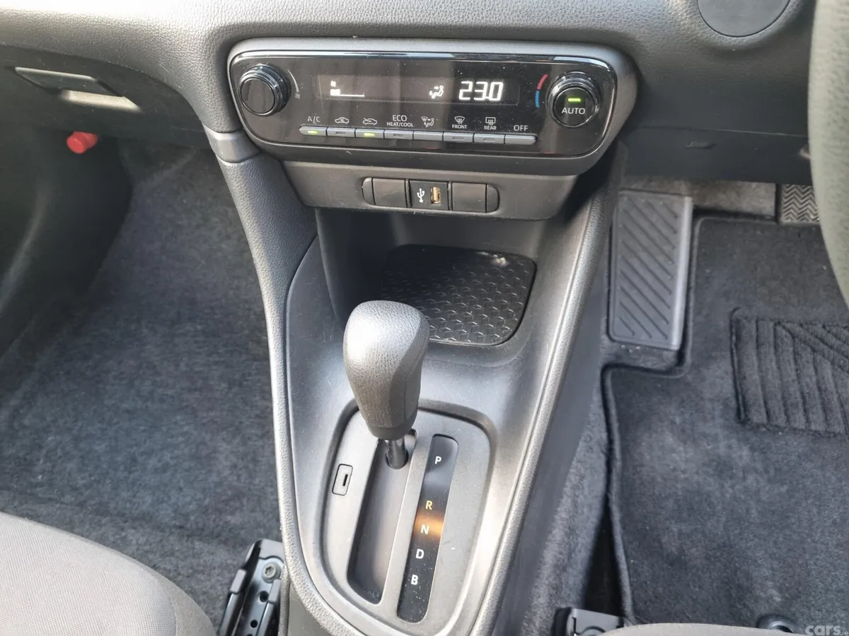 Toyota Yaris Saloon, Petrol Hybrid, 2021, Silver
