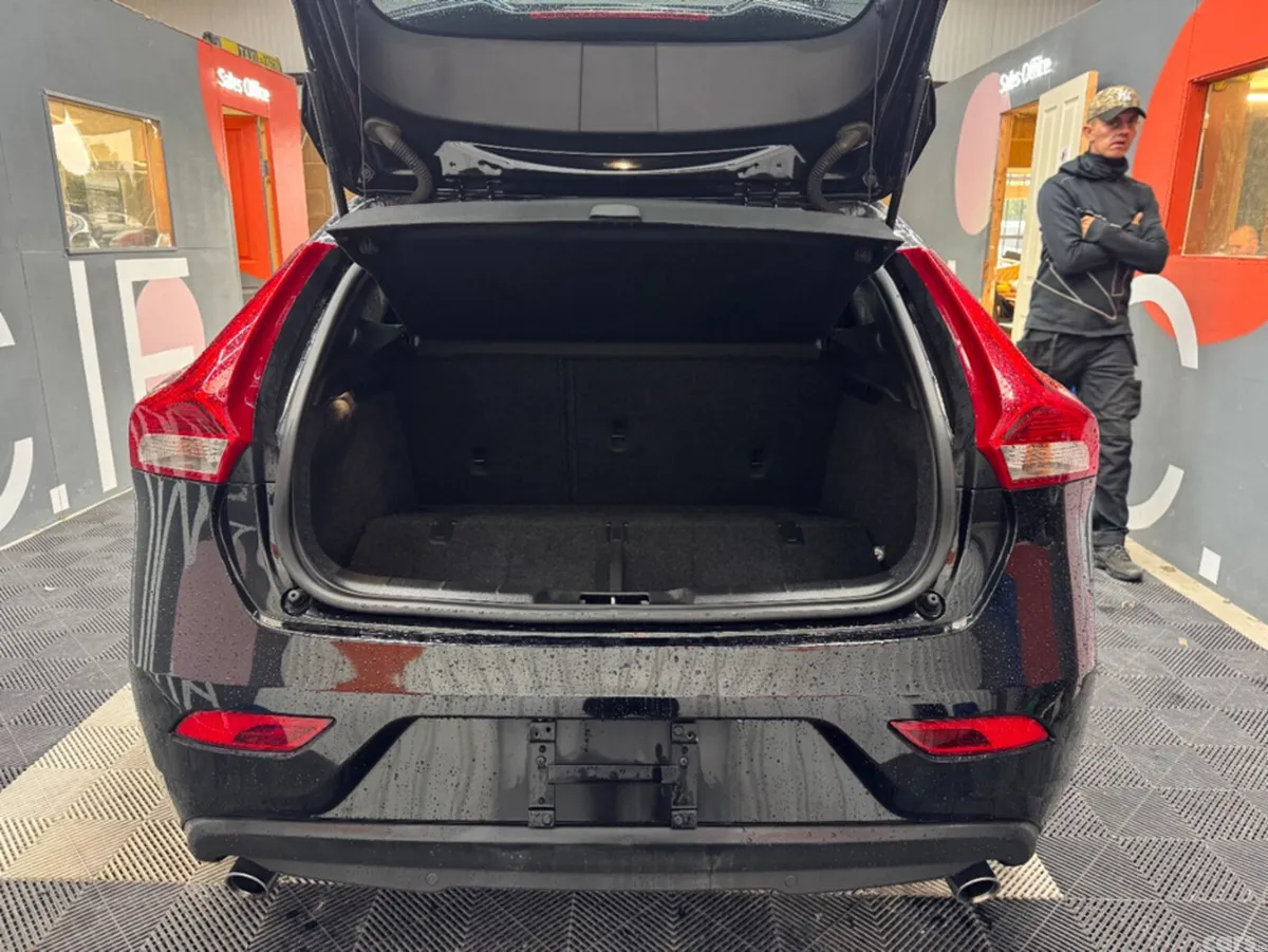 Volvo V40 Estate, Diesel, 2017, Black