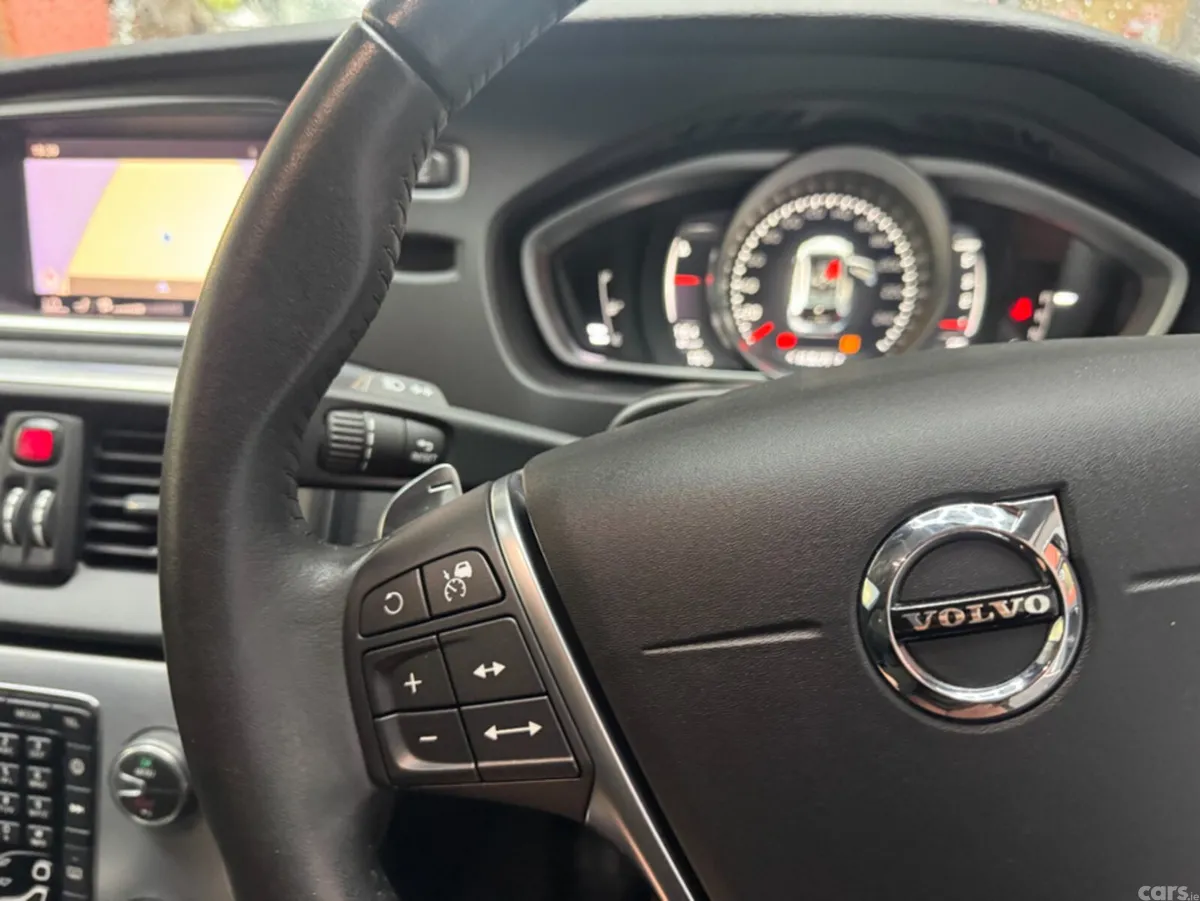 Volvo V40 Estate, Diesel, 2017, Black