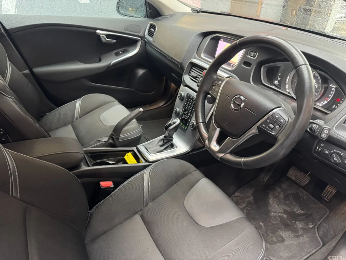 Volvo V40 Estate, Diesel, 2017, Black