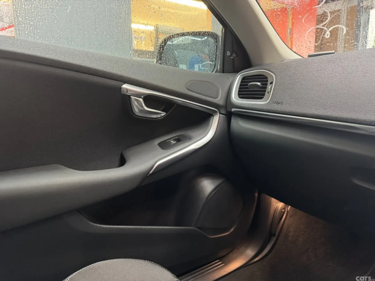 Volvo V40 Estate, Diesel, 2017, Black