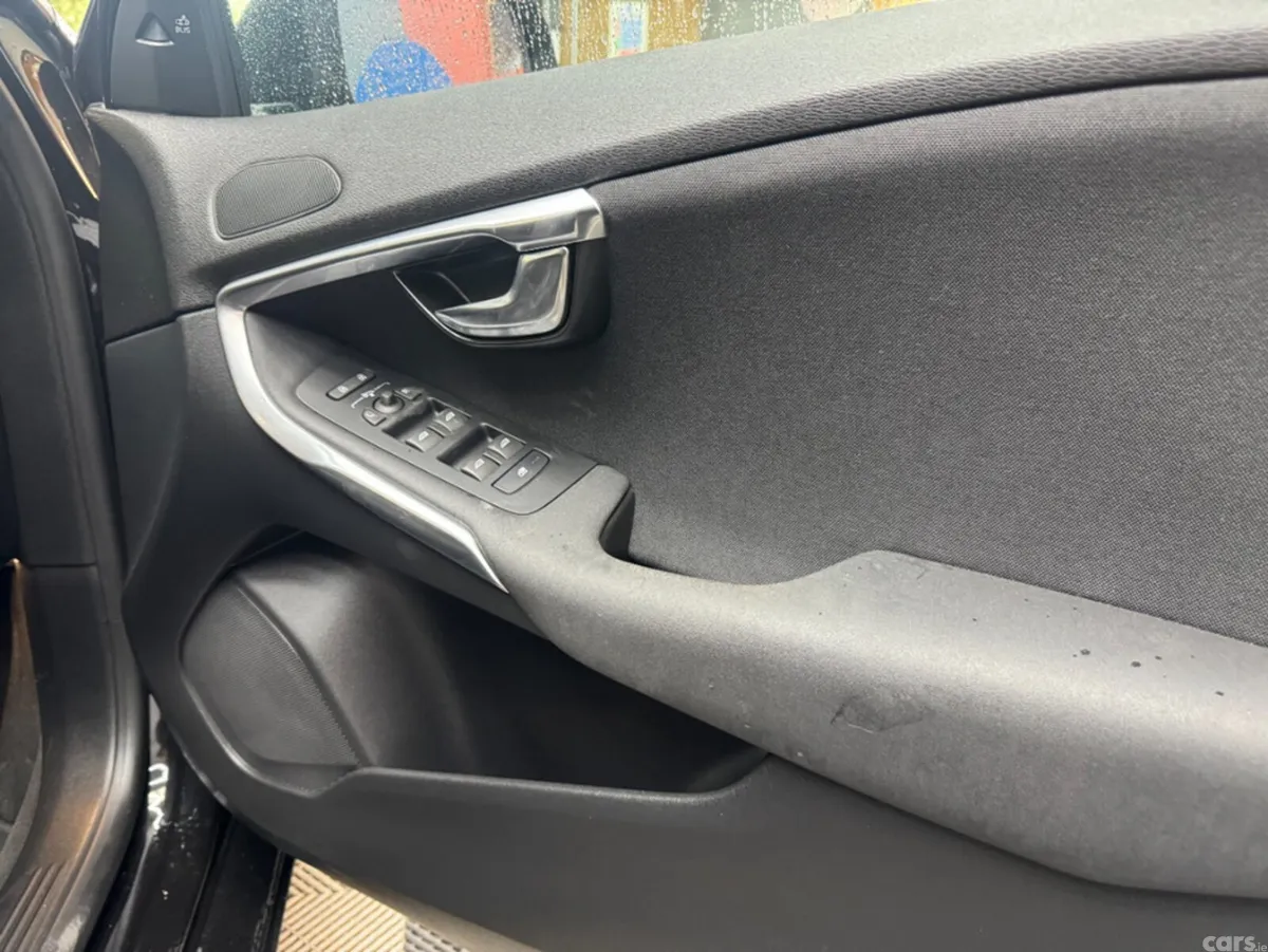 Volvo V40 Estate, Diesel, 2017, Black