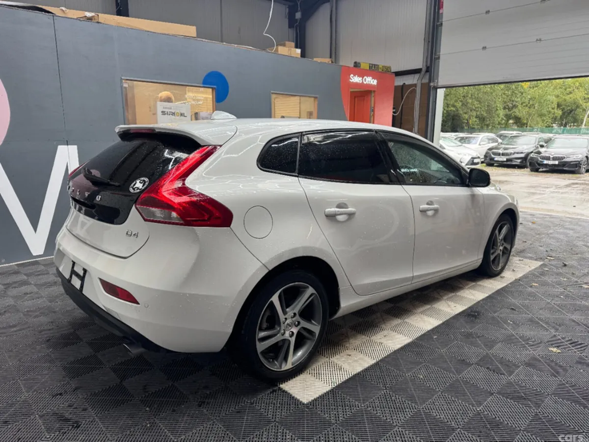 Volvo V40 Estate, Diesel, 2017, White
