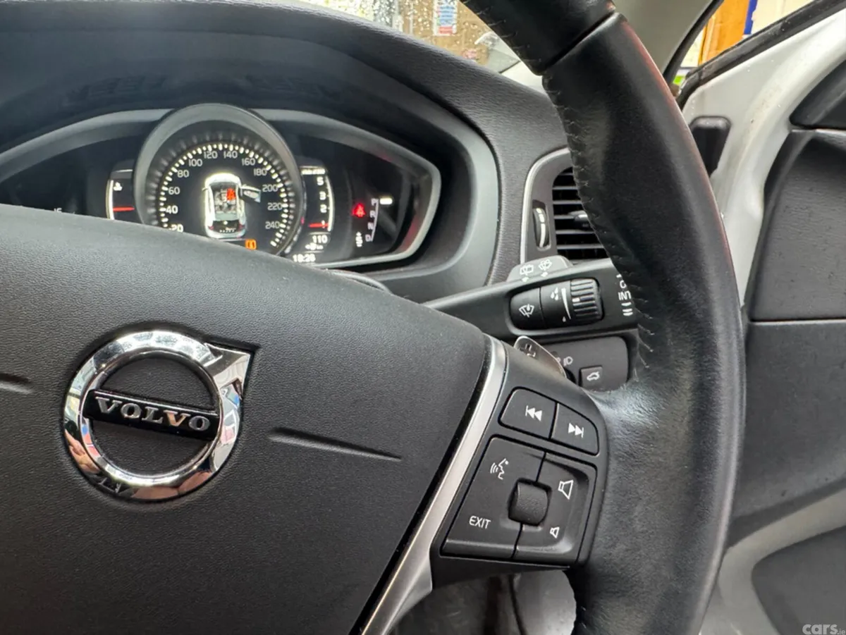 Volvo V40 Estate, Diesel, 2017, White