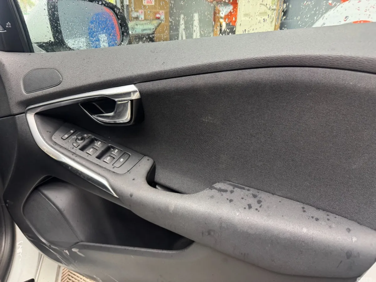 Volvo V40 Estate, Diesel, 2017, White