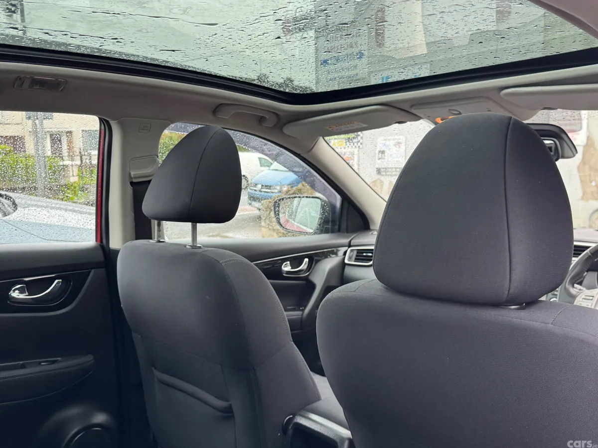 Nissan Qashqai Hatchback, Diesel, 2016, Red