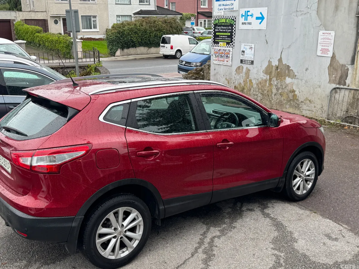 Nissan Qashqai Hatchback, Diesel, 2016, Red