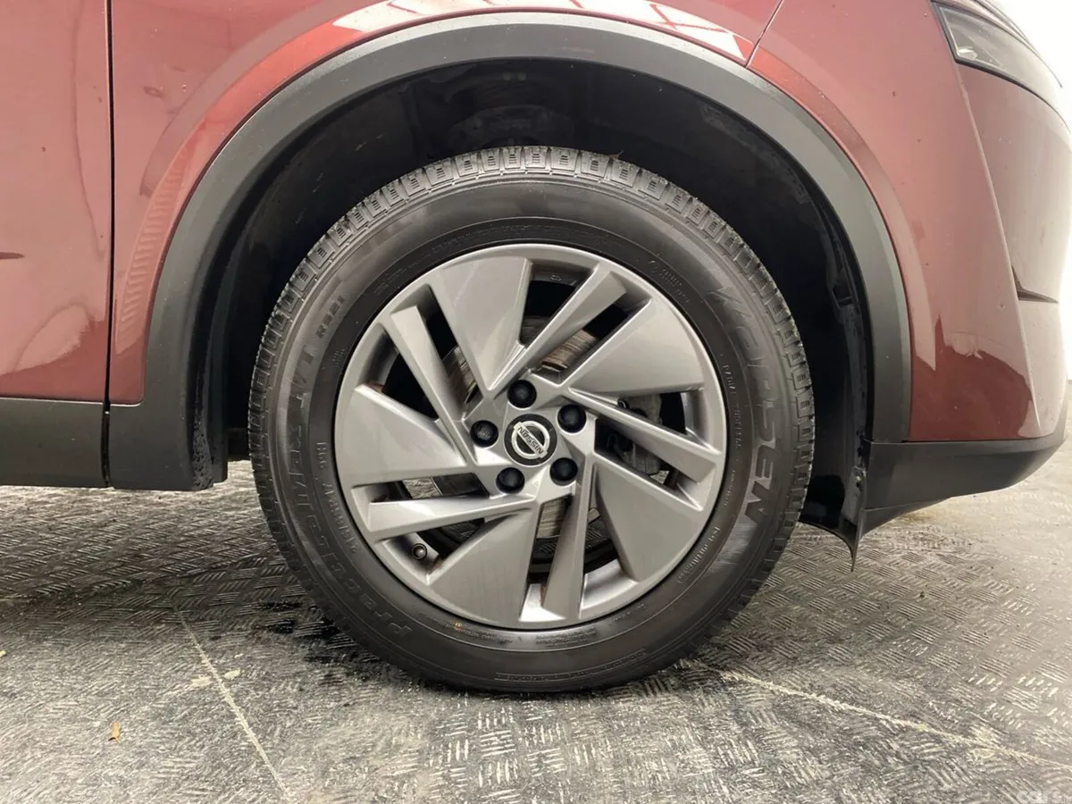 Nissan Qashqai MPV, Petrol, 2021, Red