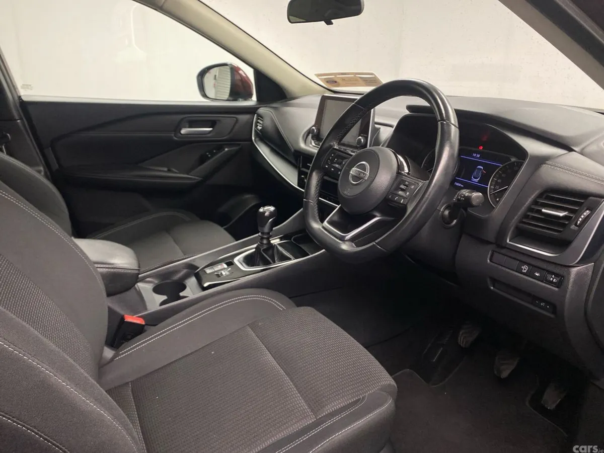 Nissan Qashqai MPV, Petrol, 2021, Red
