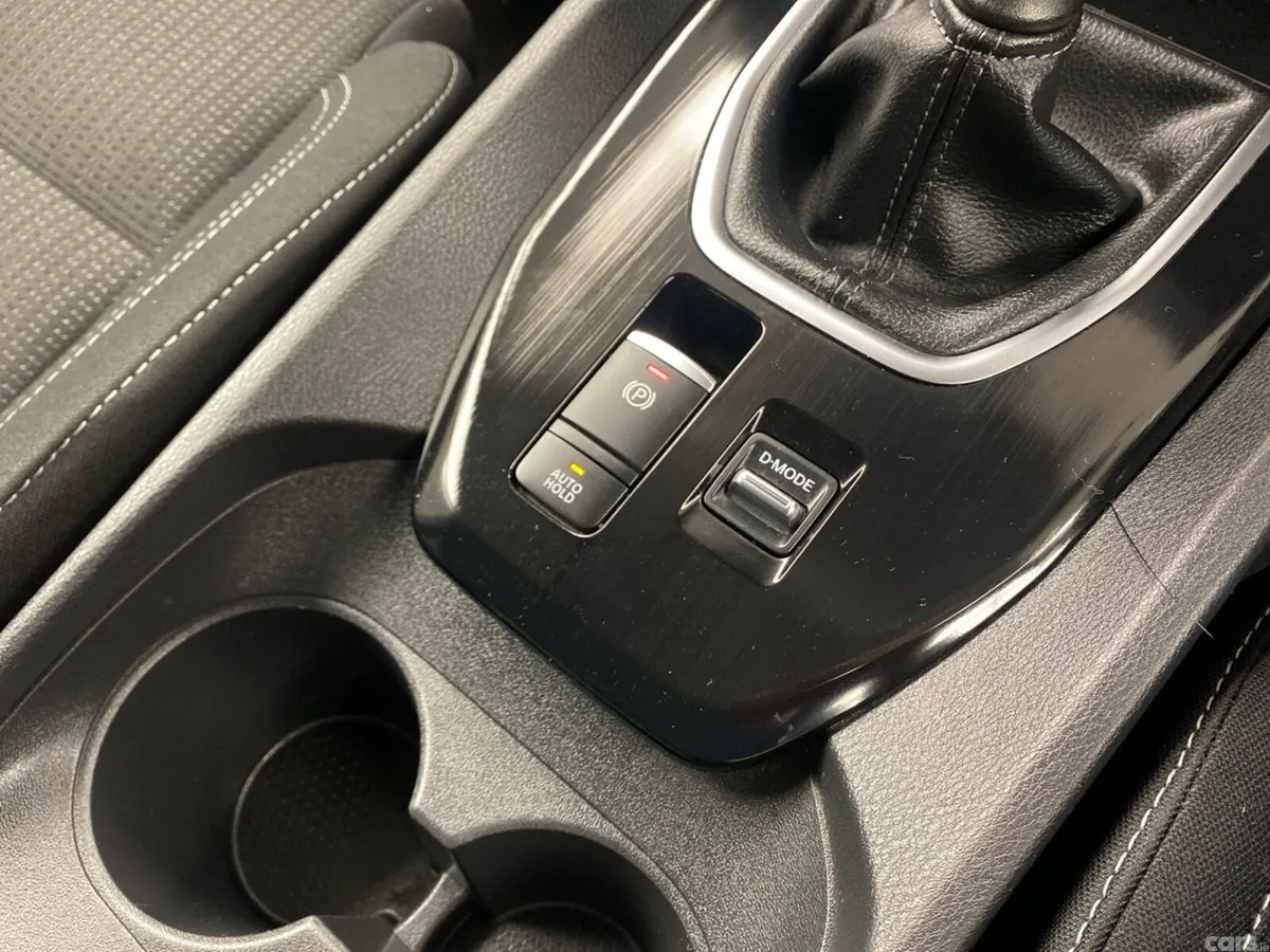 Nissan Qashqai MPV, Petrol, 2021, Red