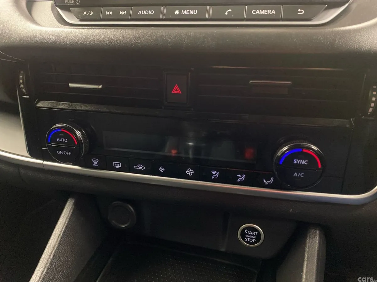 Nissan Qashqai MPV, Petrol, 2021, Red